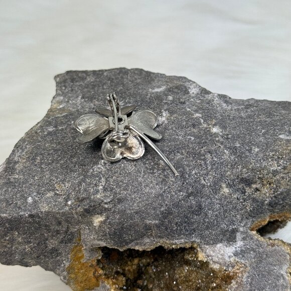 Vintage Silver Tone Textured Flower & Faux Pearl Brooch 1.5" X 1" - Picture 4 of 5